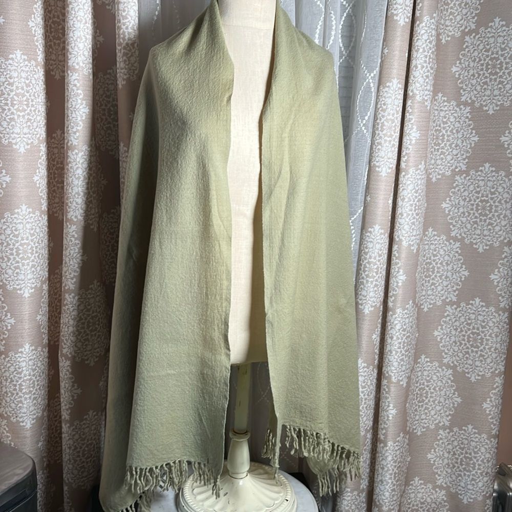 𝅺women's green  Scarf/wrap
